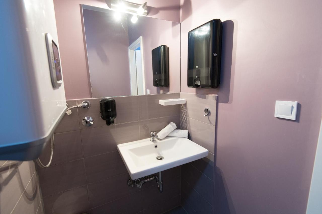 The Dots Hostel Zagreb Bagian luar foto