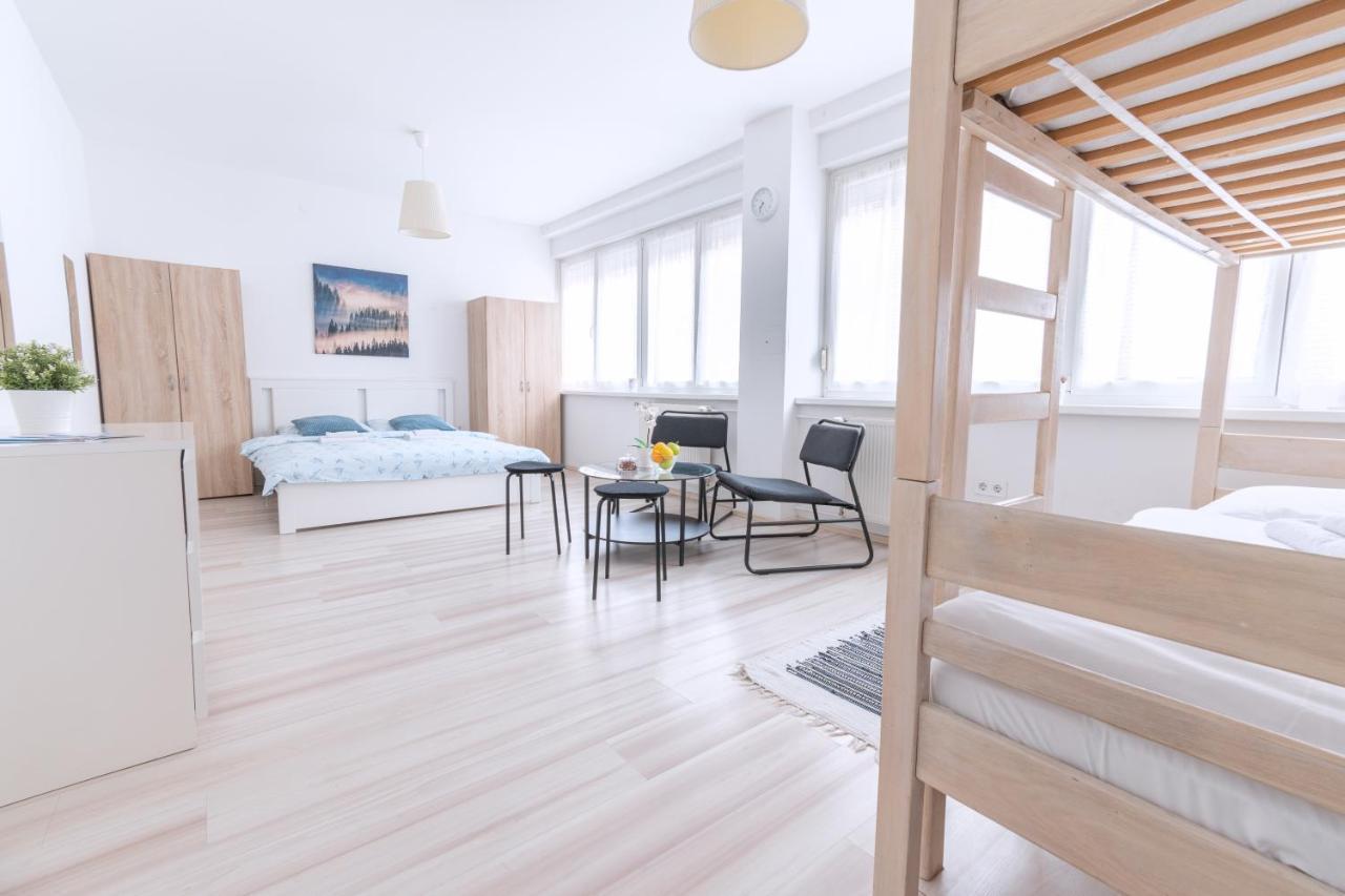 The Dots Hostel Zagreb Bagian luar foto