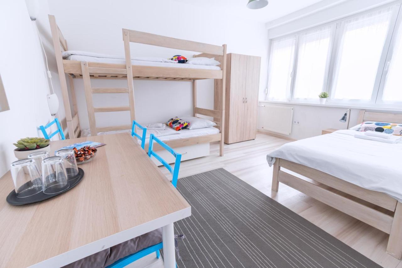The Dots Hostel Zagreb Bagian luar foto