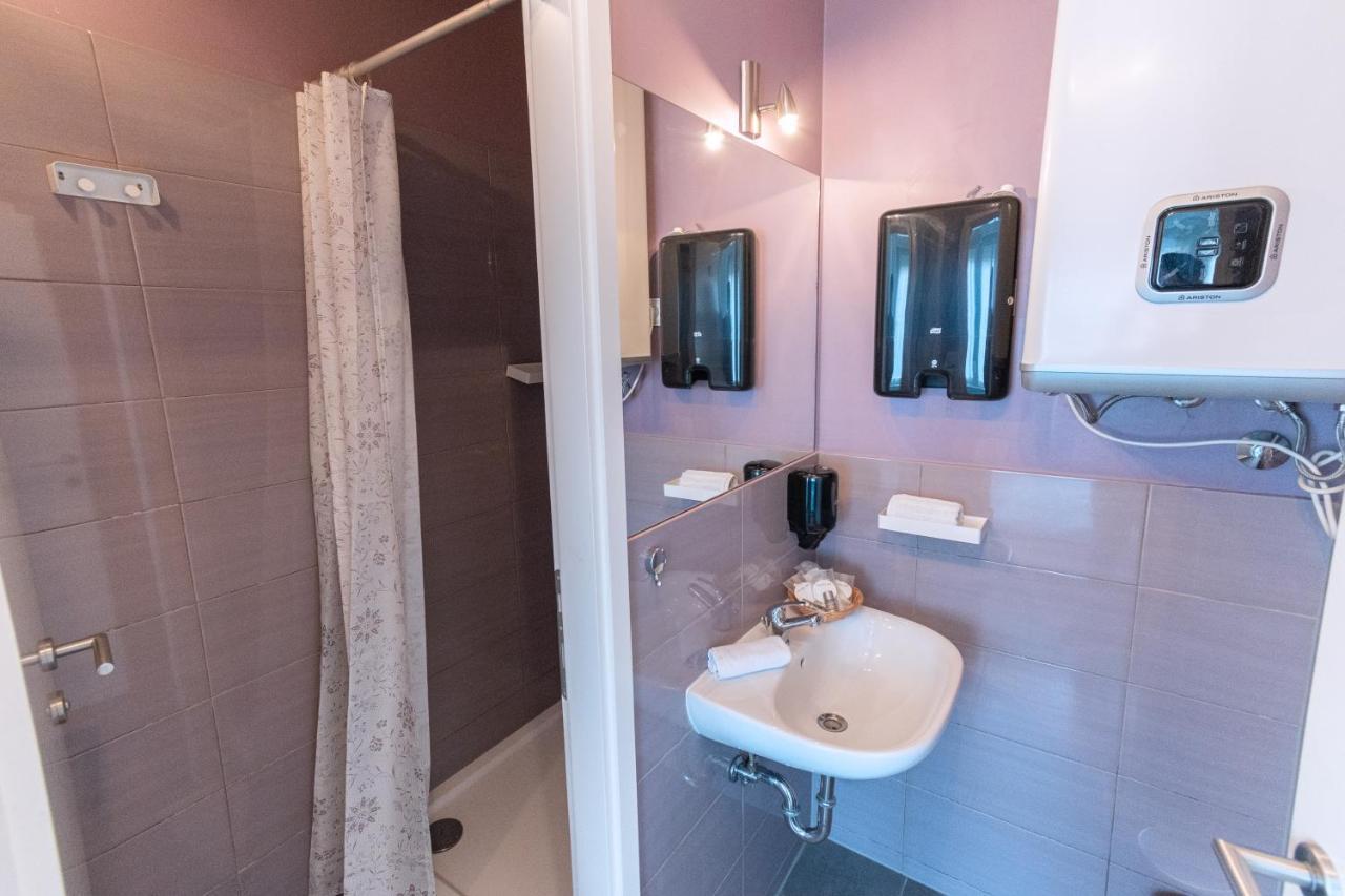 The Dots Hostel Zagreb Bagian luar foto