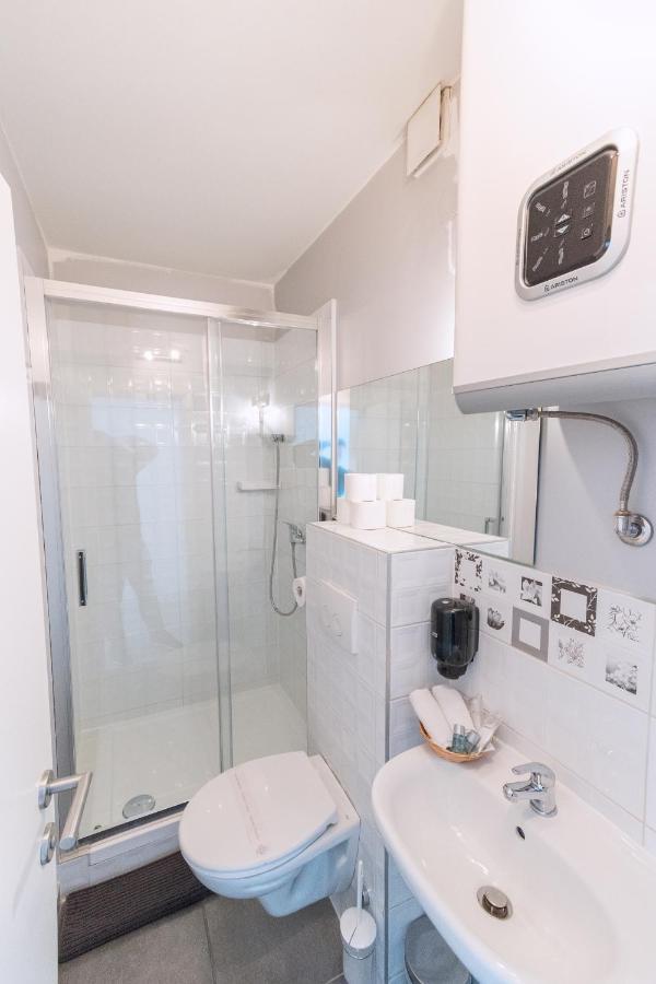 The Dots Hostel Zagreb Bagian luar foto