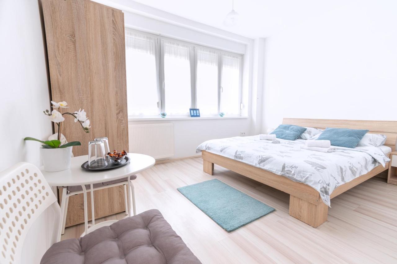 The Dots Hostel Zagreb Bagian luar foto