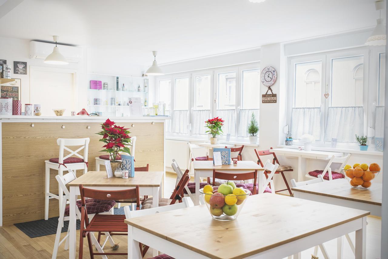 The Dots Hostel Zagreb Bagian luar foto